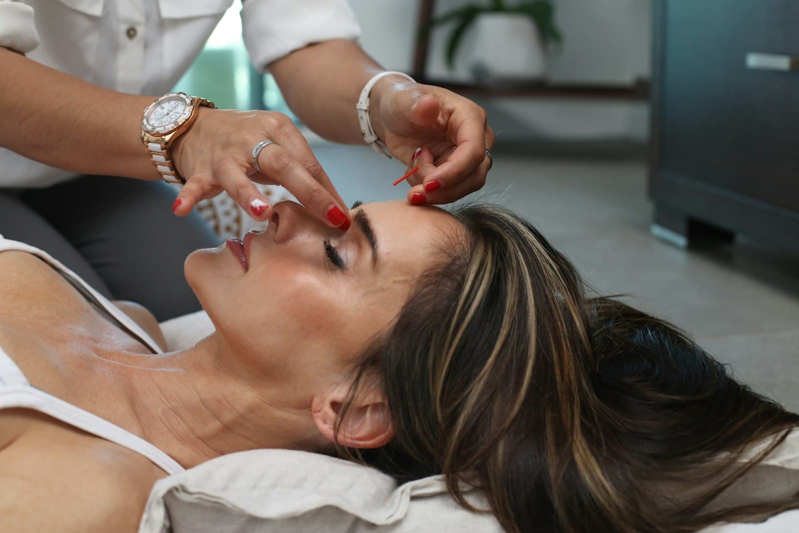 A brow artist detailing a client’s brows during a sculpting session